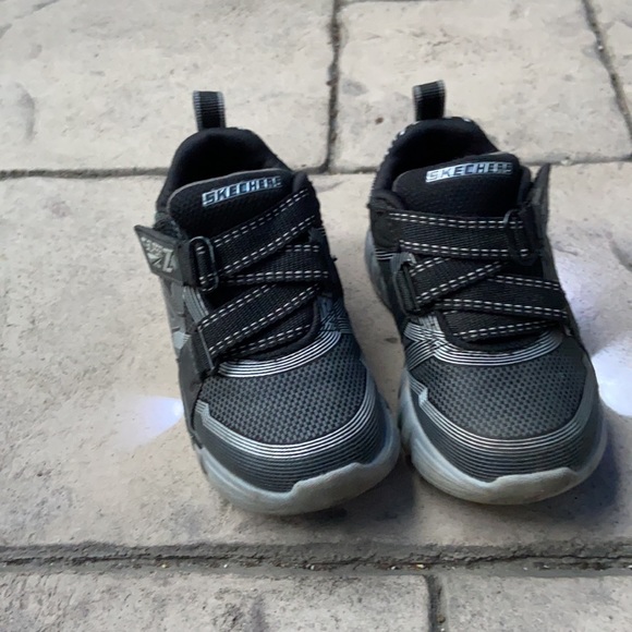 Black and SilverSkechers LIGHTS Toddler Boys 8 - Picture 3 of 9